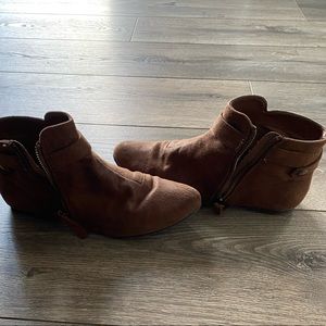 Qupid ankle bootie with zipper accent. Size 7.5